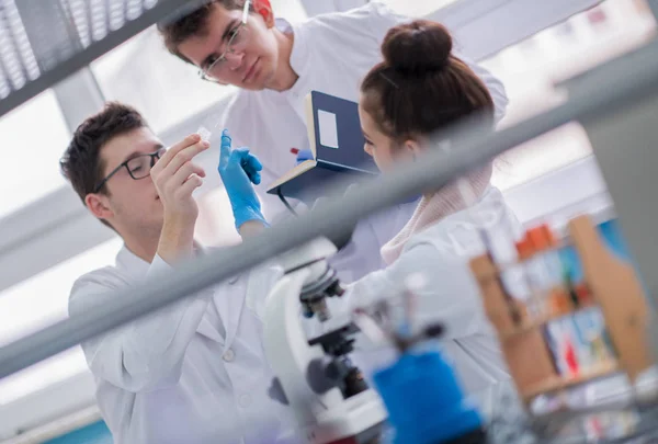 Grupo Jóvenes Estudiantes Medicina Que Investigan Juntos Laboratorio Química Trabajo — Foto de Stock