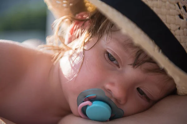 Молода Мати Втомлена Маленька Дочка Відпочиває Сонячному Ліжку Біля Басейну — стокове фото