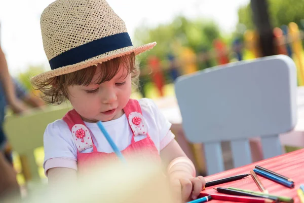 Carino Bambina Allegramente Trascorrere Del Tempo Utilizzando Matita Pastelli Mentre — Foto Stock