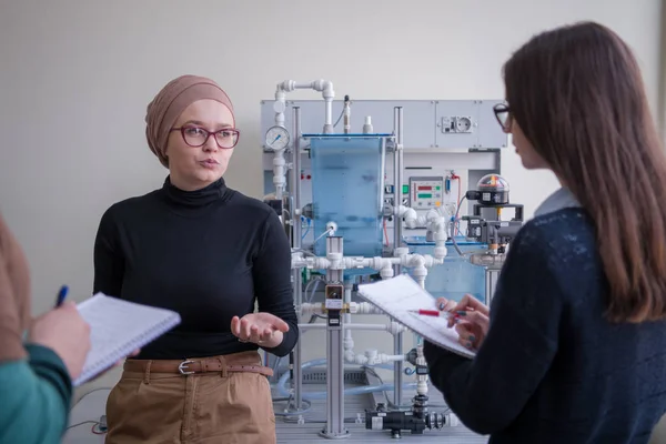 Grupo Estudantes Que Praticam Prática Profissional Técnica Com Jovens Professoras — Fotografia de Stock