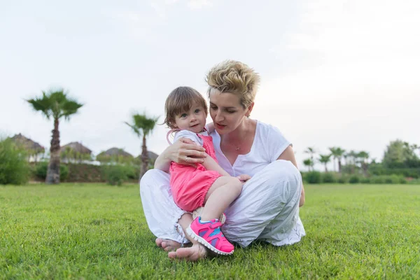 Joven Madre Linda Hijita Disfrutando Del Tiempo Libre Jugando Aire — Foto de Stock