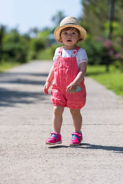 Linda Niña Con Sombrero Alegremente Pasar Tiempo Mientras Ejecuta Parque —  Fotos de Stock