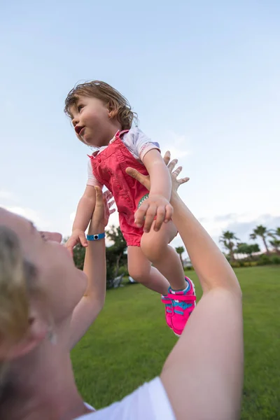 Mãe Jovem Filha Pequena Bonito Desfrutando Tempo Livre Jogando Fora — Fotografia de Stock