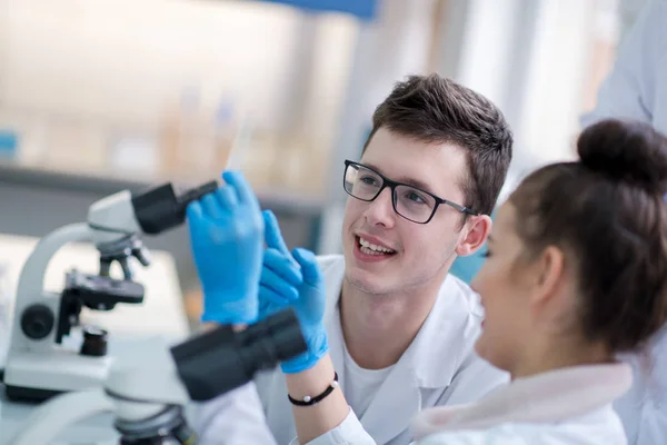 Groupe Jeunes Étudiants Médecine Faisant Recherche Ensemble Dans Laboratoire Chimie — Photo