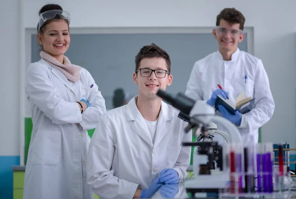 Grupo Jovens Estudantes Medicina Fazendo Pesquisa Juntos Laboratório Química Trabalho — Fotografia de Stock