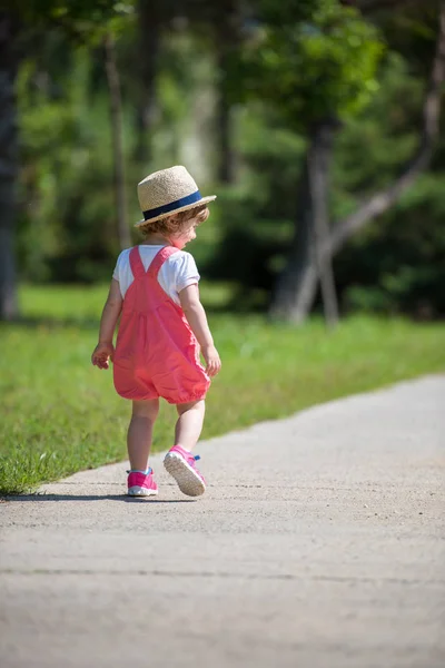 Χαριτωμένο Κοριτσάκι Καπέλο Χαρούμενα Ξοδεύει Χρόνο Ενώ Τρέχει Στο Πάρκο — Φωτογραφία Αρχείου