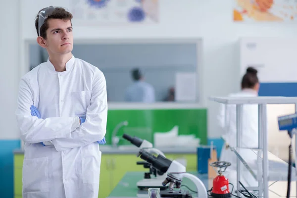Kimya Laboratuvarında Dururken Beyaz Önlüklü Bir Tıp Öğrencisinin Portresi — Stok fotoğraf