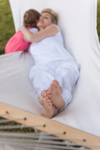 Madre Feliz Una Hija Pequeña Disfrutando Del Tiempo Libre Abrazándose — Foto de Stock