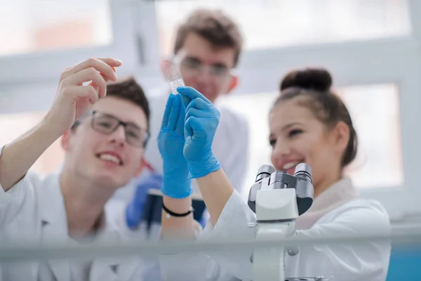 Gruppe Junger Medizinstudenten Die Gemeinsam Chemielabor Forschen Teamarbeit Von Hochschulstudenten — Stockfoto