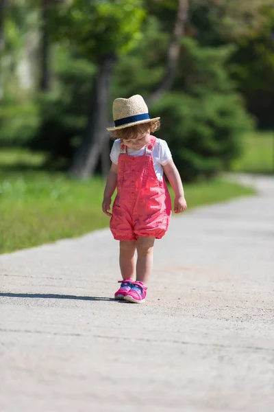 Graziosa Bambina Con Cappello Trascorrere Allegramente Tempo Durante Corsa Park — Foto Stock