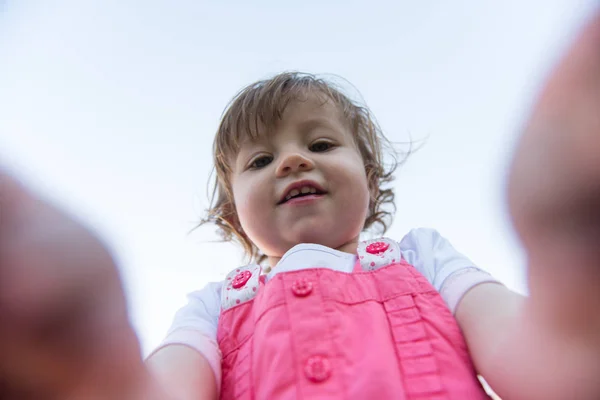 Giocoso Carino Bambina Allegramente Trascorrere Del Tempo Durante Corsa Nel — Foto Stock