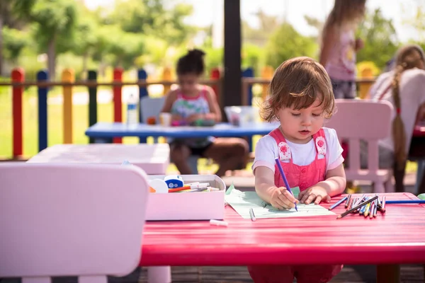 Carino Bambina Allegramente Trascorrere Del Tempo Utilizzando Matita Pastelli Mentre — Foto Stock