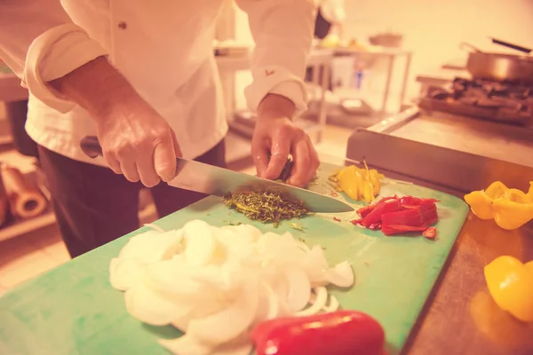 Chef Mãos Cortando Legumes Frescos Deliciosos Para Cozinhar Salada — Fotografia de Stock