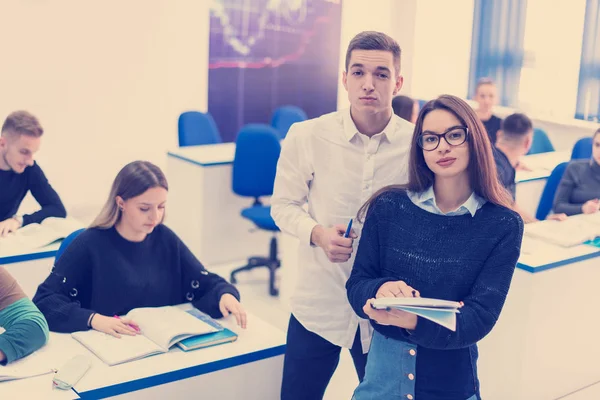 Dois Jovens Estudantes Homem Mulher Com Outros Trabalhando Projeto Uma — Fotografia de Stock