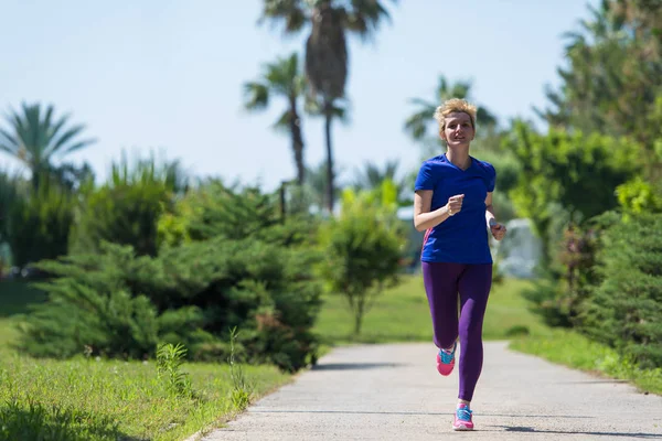 Młody Sportowy Runner Kobiece Szkolenia Maraton Pięknym Tropikalnym Parku Słoneczny — Zdjęcie stockowe