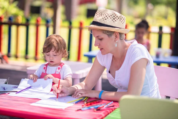 Giovane Madre Sua Piccola Figlia Trascorrono Allegramente Del Tempo Insieme — Foto Stock