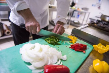 Şef kesme taze ve lezzetli sebze yemek pişirmek ya da salata için eller