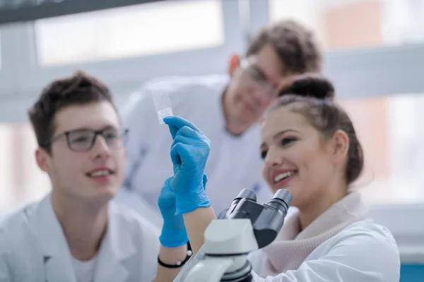 Skupina Mladých Studentů Medicíny Kteří Společně Provádějí Výzkum Chemické Laboratoři — Stock fotografie