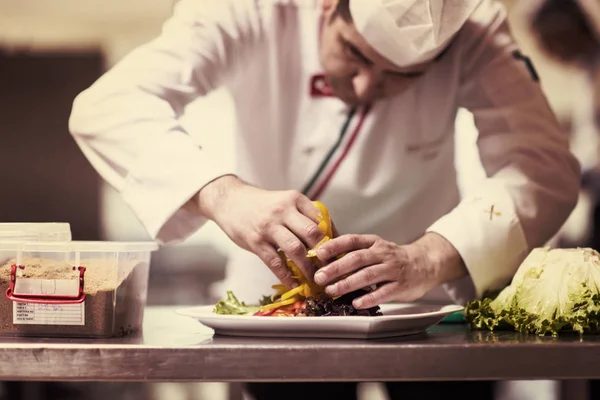 Chef Serving Vegetable Salad Plate Restaurant Kitchen — Stock Photo, Image