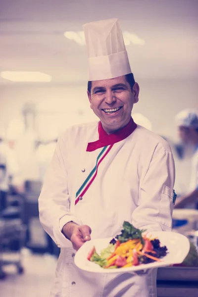 Jovem Chef Apresentando Prato Refeição Saborosa Cozinha Comercial — Fotografia de Stock