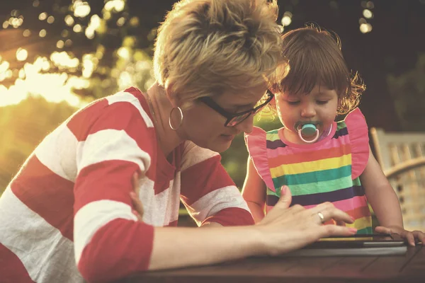 Felice Madre Sua Piccola Figlia Godendo Tempo Libero Utilizzando Computer — Foto Stock