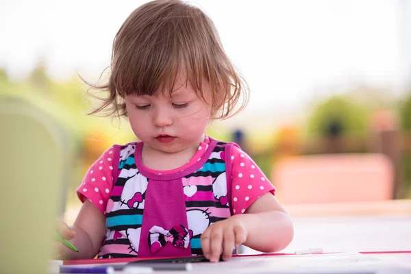 Cute Little Girl Wesoło Spędzać Czas Przy Użyciu Ołówka Kredki — Zdjęcie stockowe