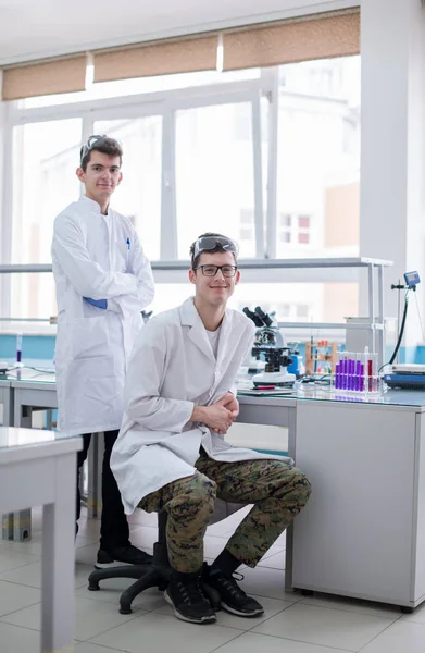 Bir Grup Genç Tıp Öğrencisi Kimya Laboratuarında Birlikte Araştırma Yapıyor — Stok fotoğraf