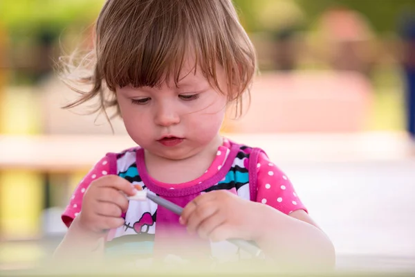 Sevimli Küçük Kız Neşeyle Harcama Zaman Kalem Kullanarak Dış Anaokulu — Stok fotoğraf