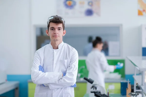 Ritratto Studente Medicina Camice Bianco Piedi Laboratorio Chimica — Foto Stock