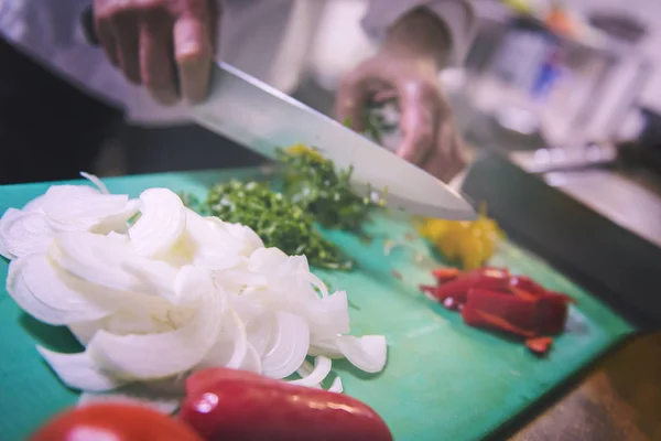 Chef Mains Coupant Légumes Frais Délicieux Pour Cuisine Salade — Photo