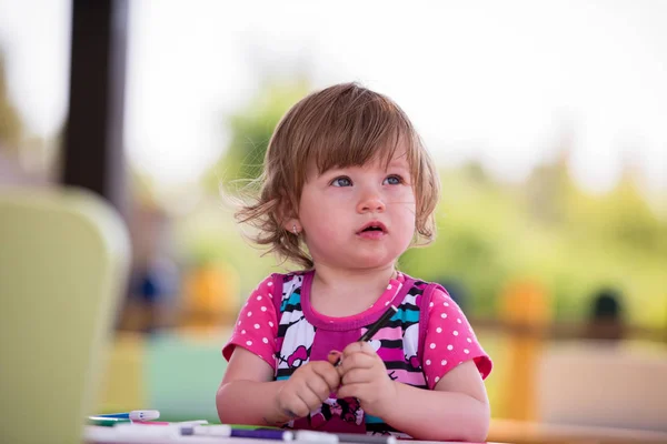Aranyos Kis Lány Vidáman Kiadási Időt Használ Ceruza Zsírkrétát Míg — Stock Fotó