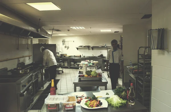 Equipo Profesional Cocineros Chefs Que Preparan Comidas Ajetreada Cocina Del —  Fotos de Stock