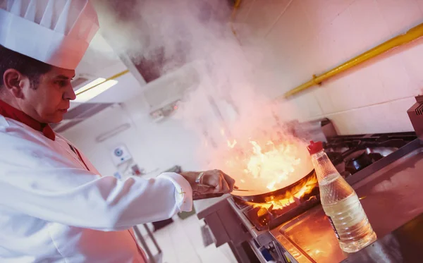 Szef Kuchni Gotowania Robi Flambe Jedzenie Kuchni Restauracji — Zdjęcie stockowe