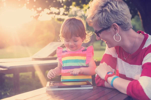 Lycklig Mamma Och Hennes Lilla Dotter Åtnjuter Fri Tid Använder — Stockfoto