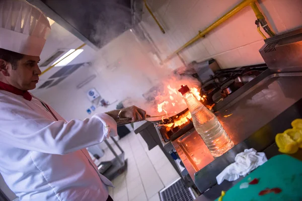 Chef Cuisinier Faire Flambe Sur Nourriture Dans Cuisine Restaurant — Photo