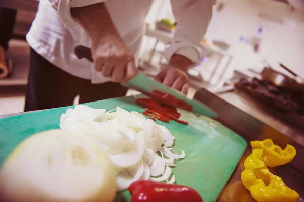 Chef Manos Corte Verduras Frescas Deliciosas Para Cocinar Ensalada —  Fotos de Stock