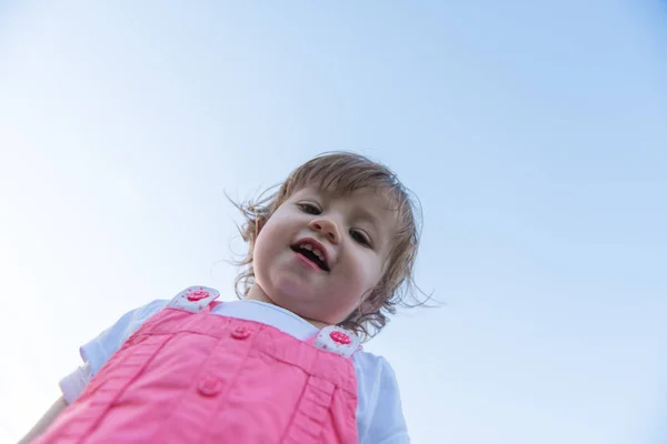 Verspieltes Nettes Kleines Mädchen Verbringt Fröhlich Zeit Beim Laufen Geräumigen — Stockfoto
