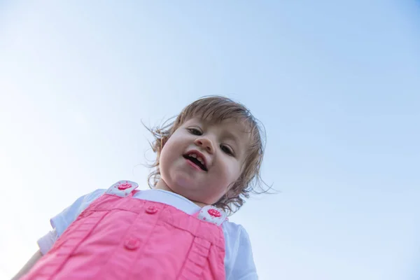 Brincalhão Bonito Menina Alegremente Passar Tempo Enquanto Corre Quintal Espaçoso — Fotografia de Stock