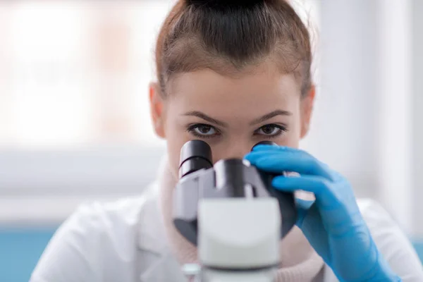 Joven Estudiante Científica Mirando Través Microscopio Mientras Hace Algunas Investigaciones —  Fotos de Stock