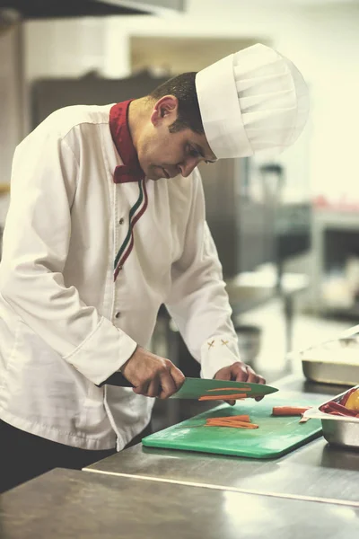 Chef Che Taglia Verdure Fresche Deliziose Cucinare Insalata — Foto Stock