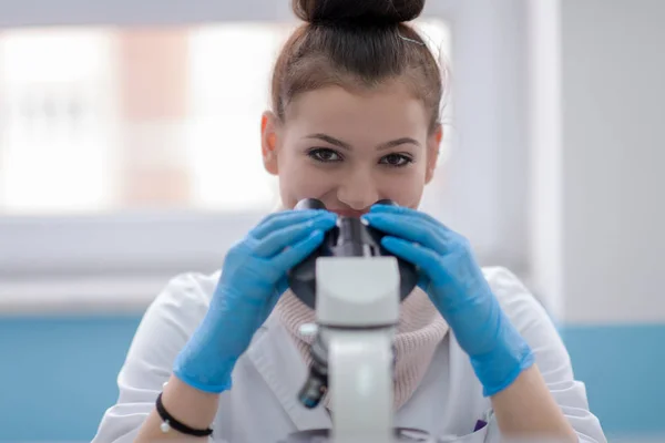 Joven Estudiante Científica Mirando Través Microscopio Mientras Hace Algunas Investigaciones —  Fotos de Stock