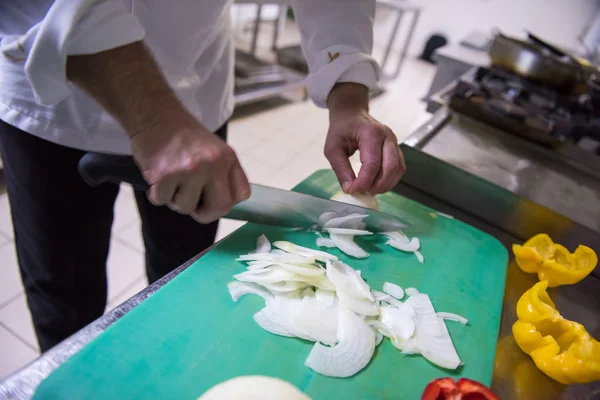 Kocken Händer Skära Färska Och Läckra Grönsaker För Matlagning Eller — Stockfoto