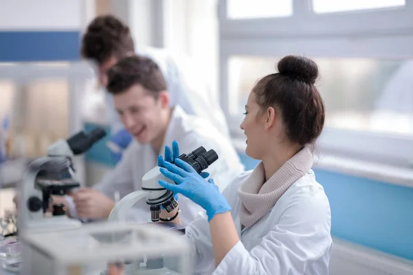 Bir Grup Genç Tıp Öğrencisi Kimya Laboratuarında Birlikte Araştırma Yapıyor — Stok fotoğraf