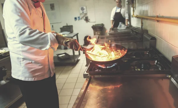 Chef Cuisinier Faire Flambe Sur Nourriture Dans Cuisine Restaurant — Photo