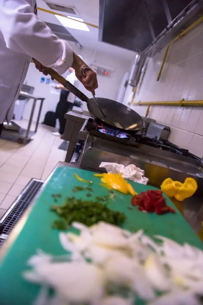 Maestro Chef Preparando Comida Freír Sartén Wok Venta Concepto Alimentos —  Fotos de Stock