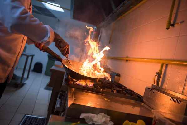 Szef Kuchni Gotowania Robi Flambe Jedzenie Kuchni Restauracji — Zdjęcie stockowe