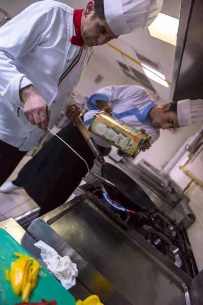 Usta Şef Yemek Hazırlıyor Tavada Kızartma Yapıyor Satış Gıda Konsepti — Stok fotoğraf