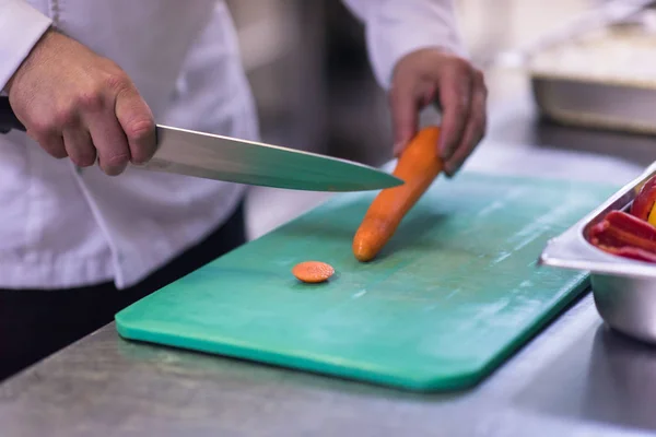 Szef Kuchni Ręce Cięcia Świeże Pyszne Warzywa Gotowania Lub Sałatka — Zdjęcie stockowe