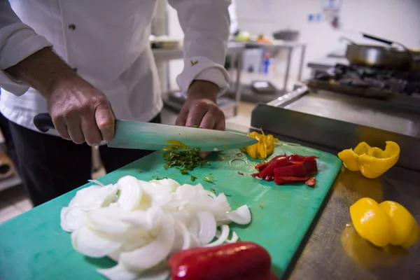 Chef Kok Handen Snijden Vers Lekker Fruit Voor Koken Salade — Stockfoto