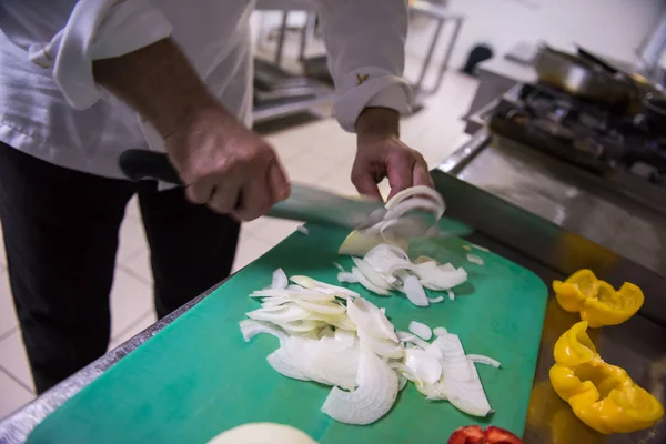 Szef Kuchni Ręce Cięcia Świeże Pyszne Warzywa Gotowania Lub Sałatka — Zdjęcie stockowe